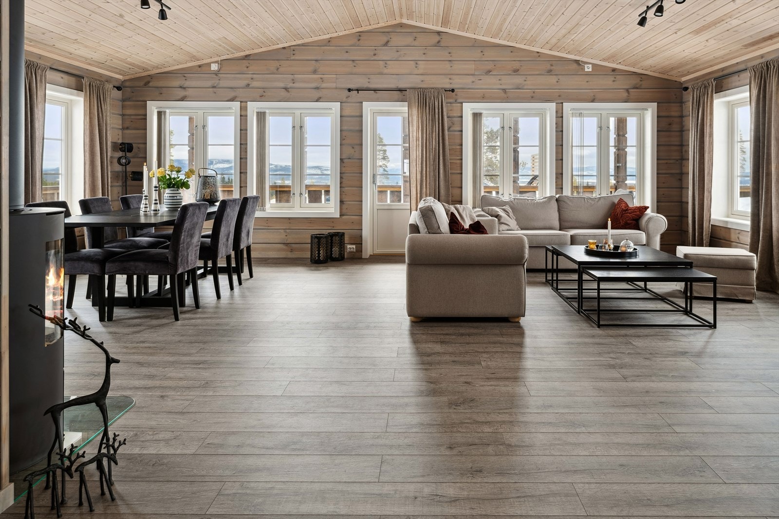 Stuen er det naturlige oppholdsrommet i hytta, og er et stort, lyst og fint rom for både avkobling og hygge. Lysinnslippet sammen med den gode takhøyden bidrar til en luftig romfølelse. Galleribilde