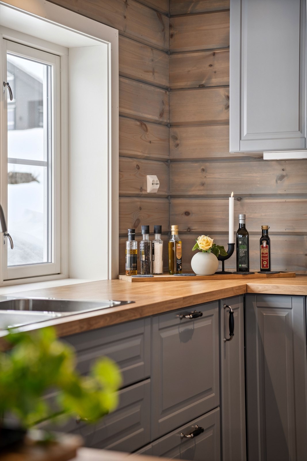 Kjøkkenet er fullt utstyrt med integrerte hvitevarer som medfølger i handelen. Integrerte hvitevarer som stekeovn, platetopp, kjøkkenventilator, oppvaskmaskin og kjøleskap med frysedel. Galleribilde