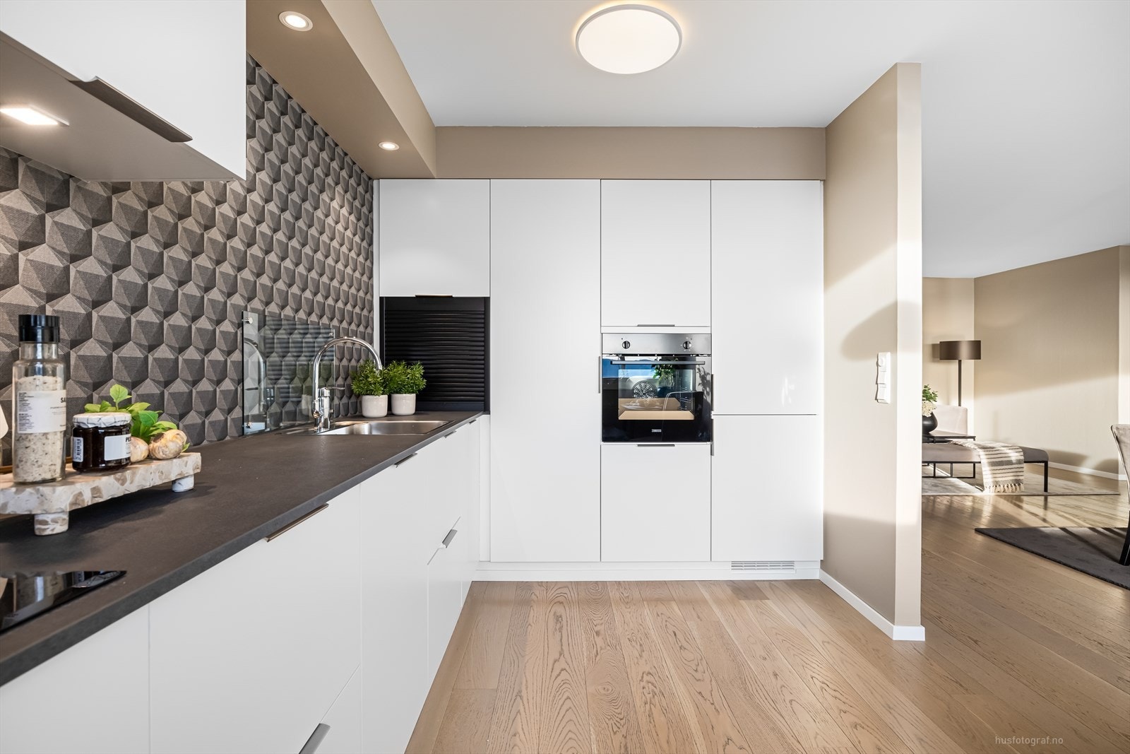 Kjøkkenet ligger delvis åpent mot stuen Galleribilde