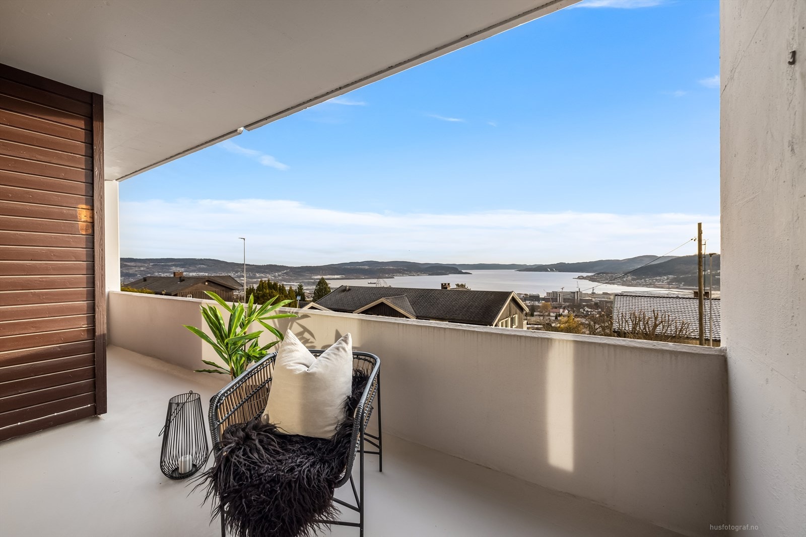 Balkongen utenfor soverom - merk den fine bakkekontakten man får fra denne leiligheten Galleribilde