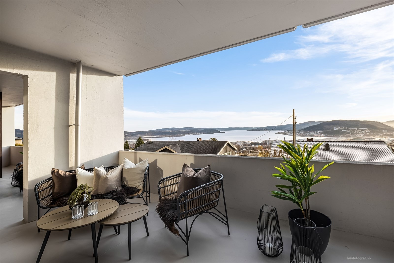 Hyggelig utsikt fra overbygget balkong Galleribilde