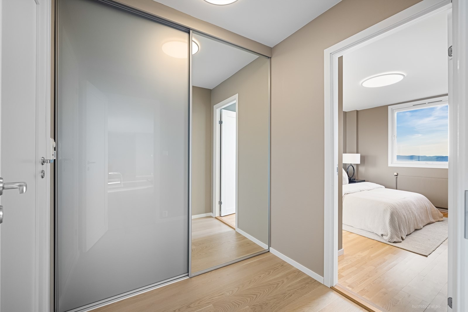 Nok en praktisk og ny skyvedørsgarderobe i soveromsgangen tilhørende hovedsoverommet Galleribilde