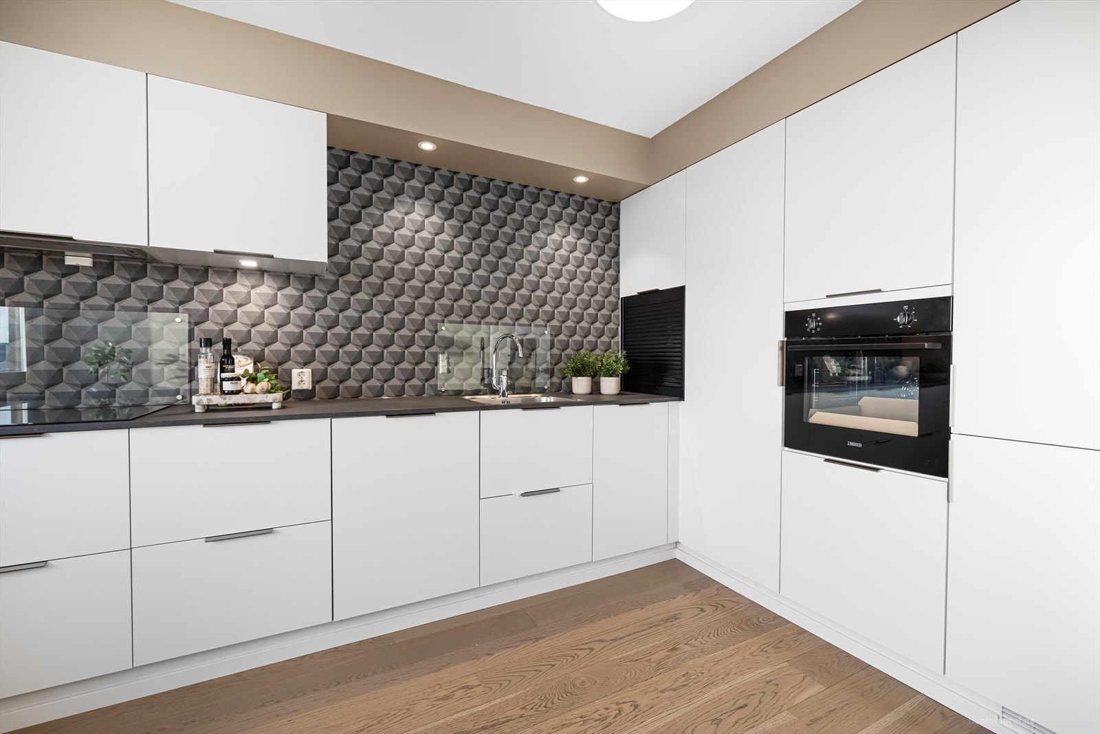 Pent, rent og praktisk med mye innredning og med integrerte spotter Galleribilde