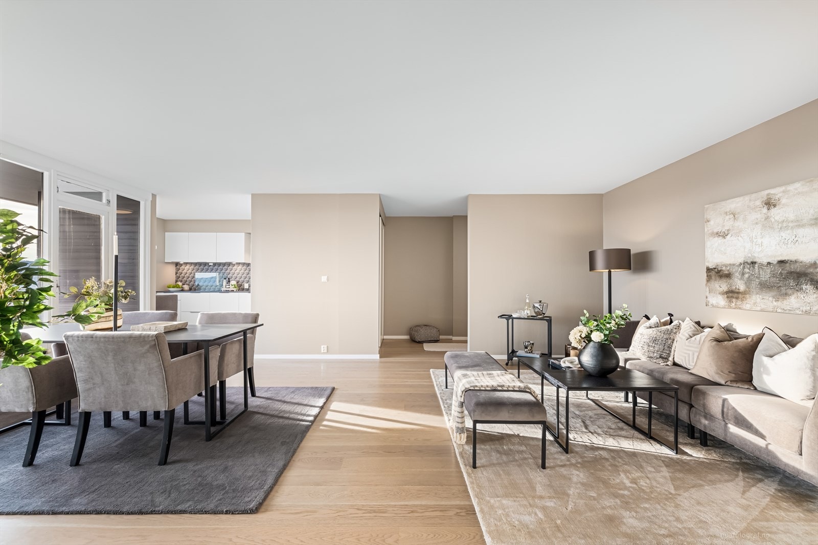 Godt med dagslys inn i leiligheten som ellers har store og gode rom Galleribilde