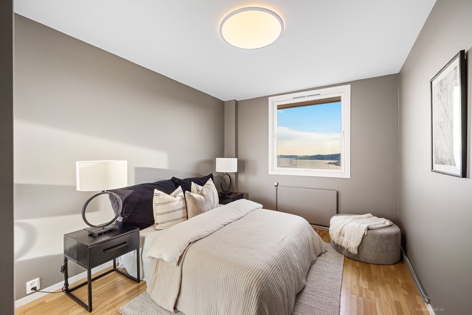 Rommet nyter flott fjordutsikt og har skyvedørsgarderobe Galleribilde