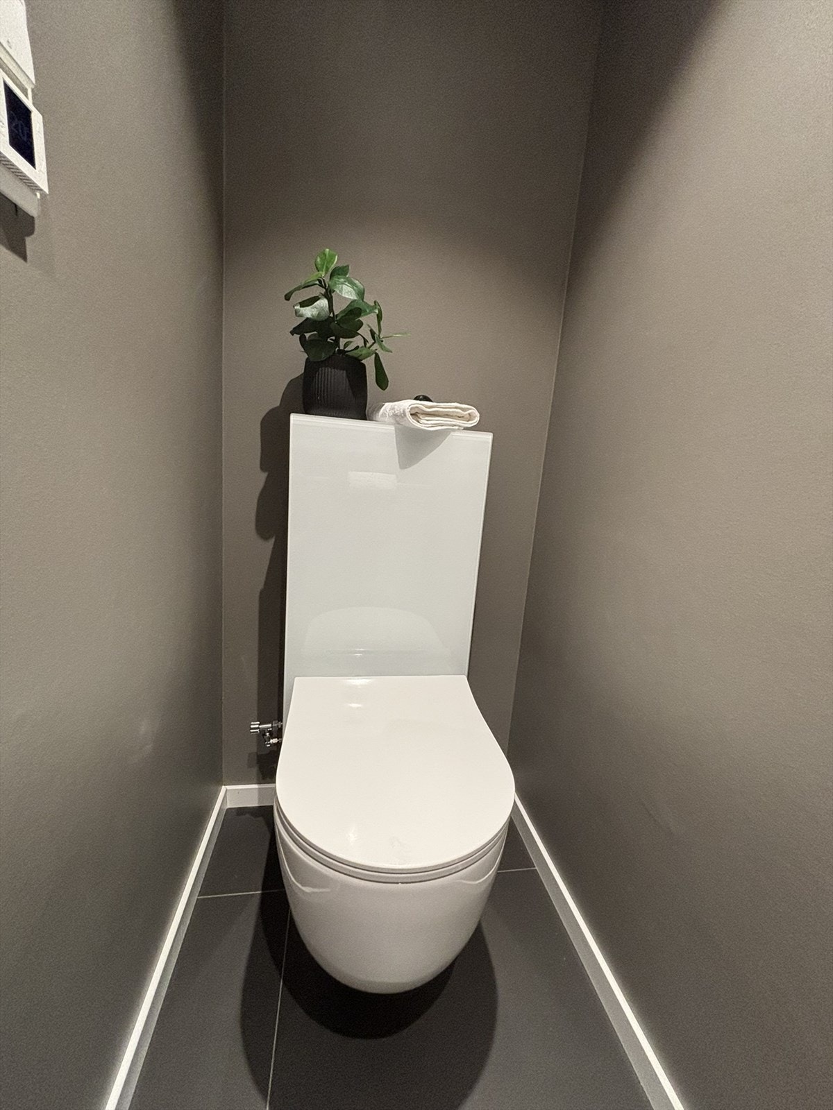 Toalettet er nyoppusset i 2024 med flislagt gulv m/varmekabler Galleribilde