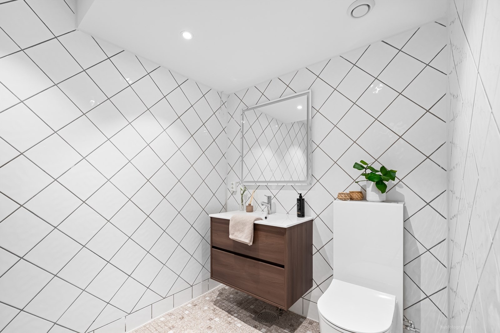 Stort bad med lekker innredning og toalett som begge er nye og montert i 2024 Galleribilde