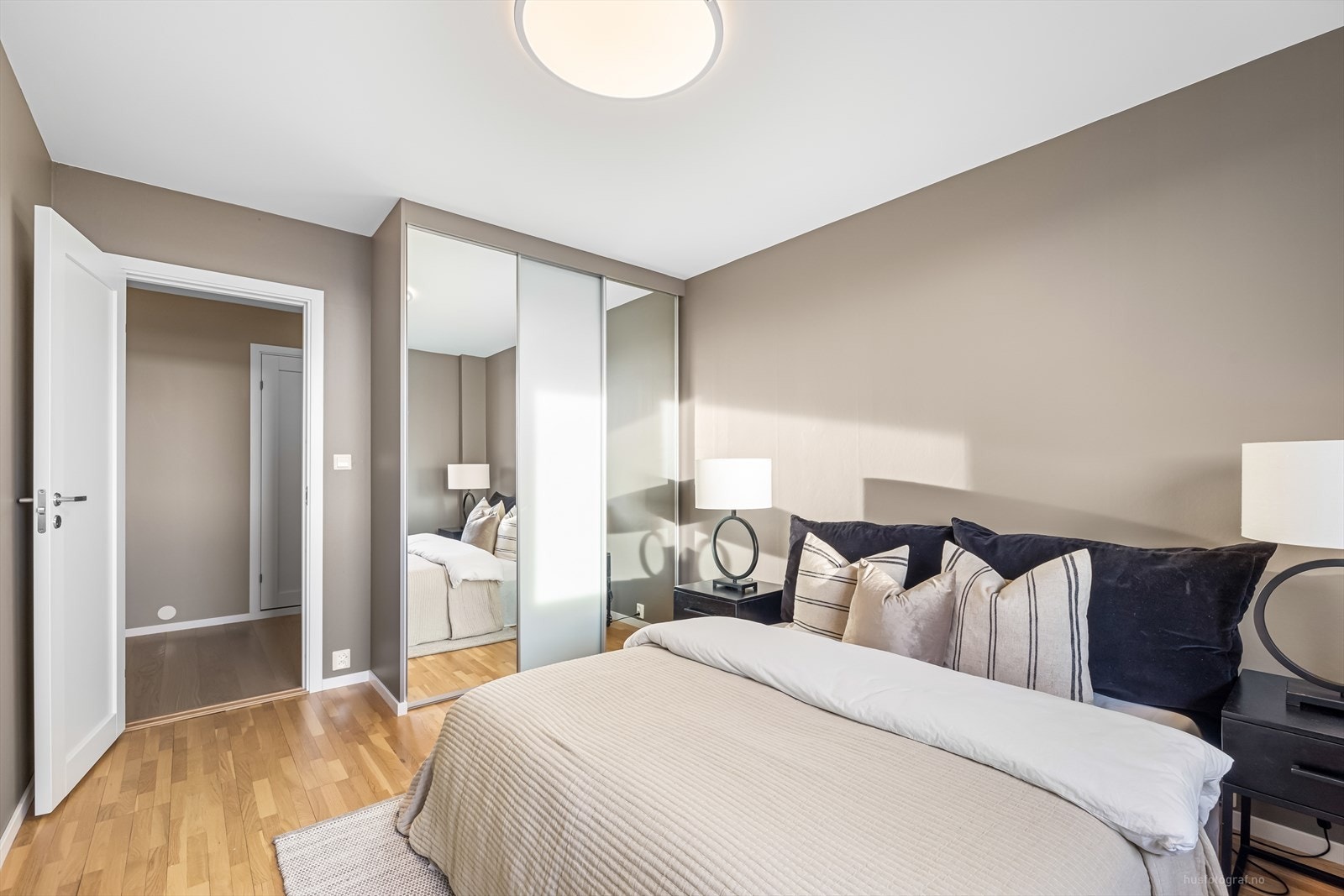 Hovedsoverommet er en del av en-suite løsningen i denne leiligheten Galleribilde