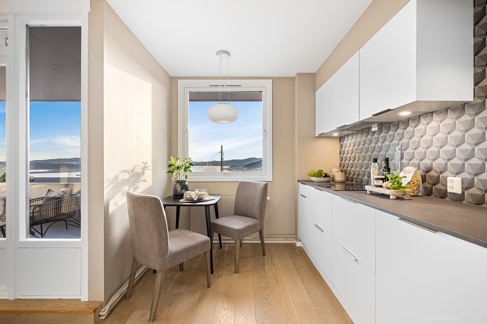 Hyggelig spisekrok med flott utsikt Galleribilde