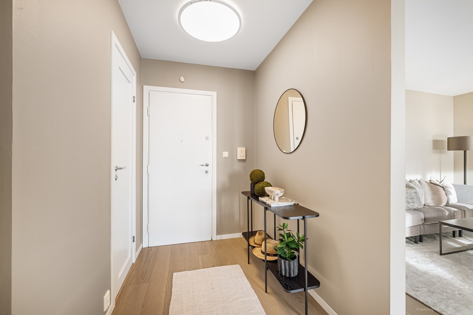 Hyggelig hall/entré med praktisk adkomst til separat toalett Galleribilde