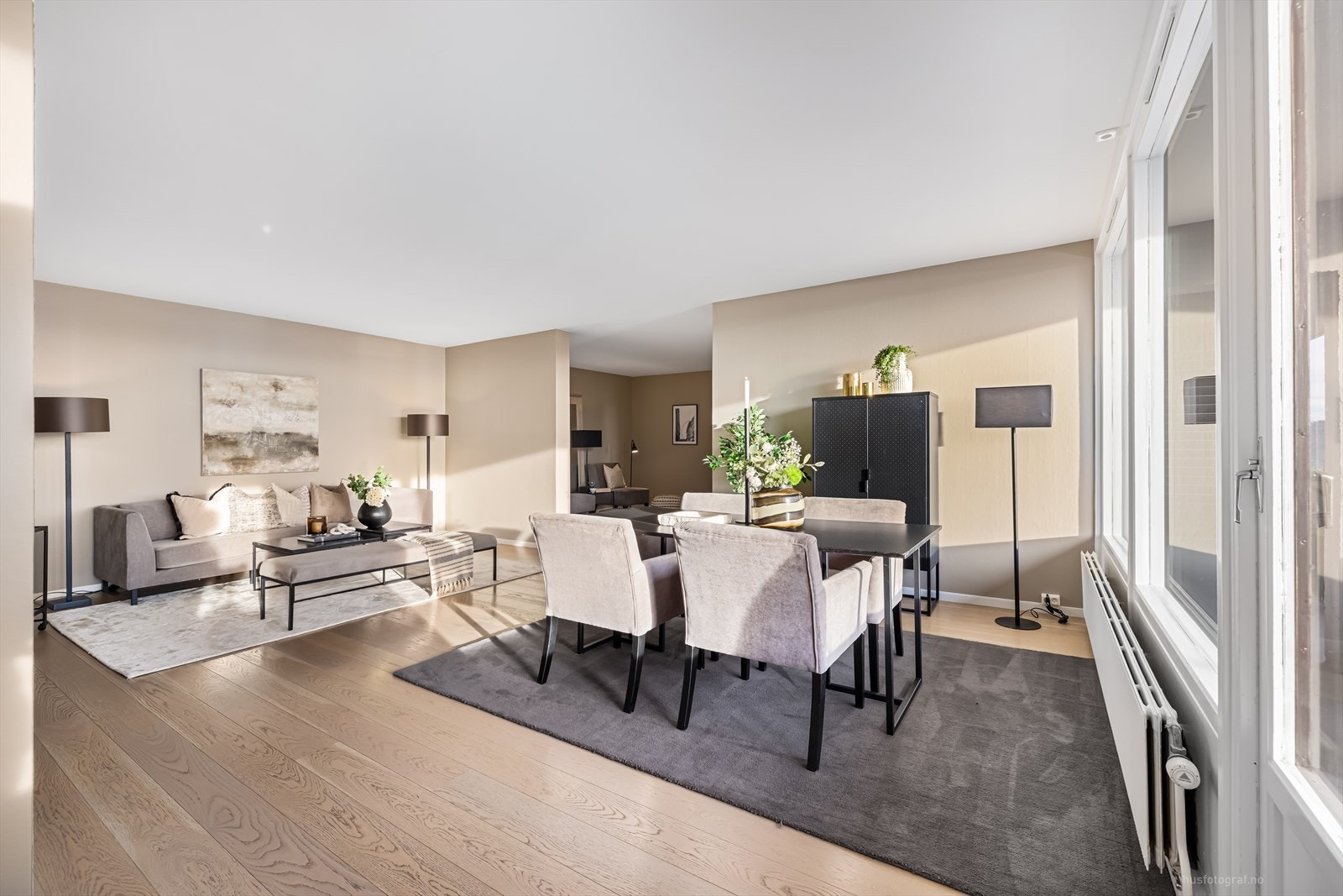 Romslig stue med god plass for møblering Galleribilde