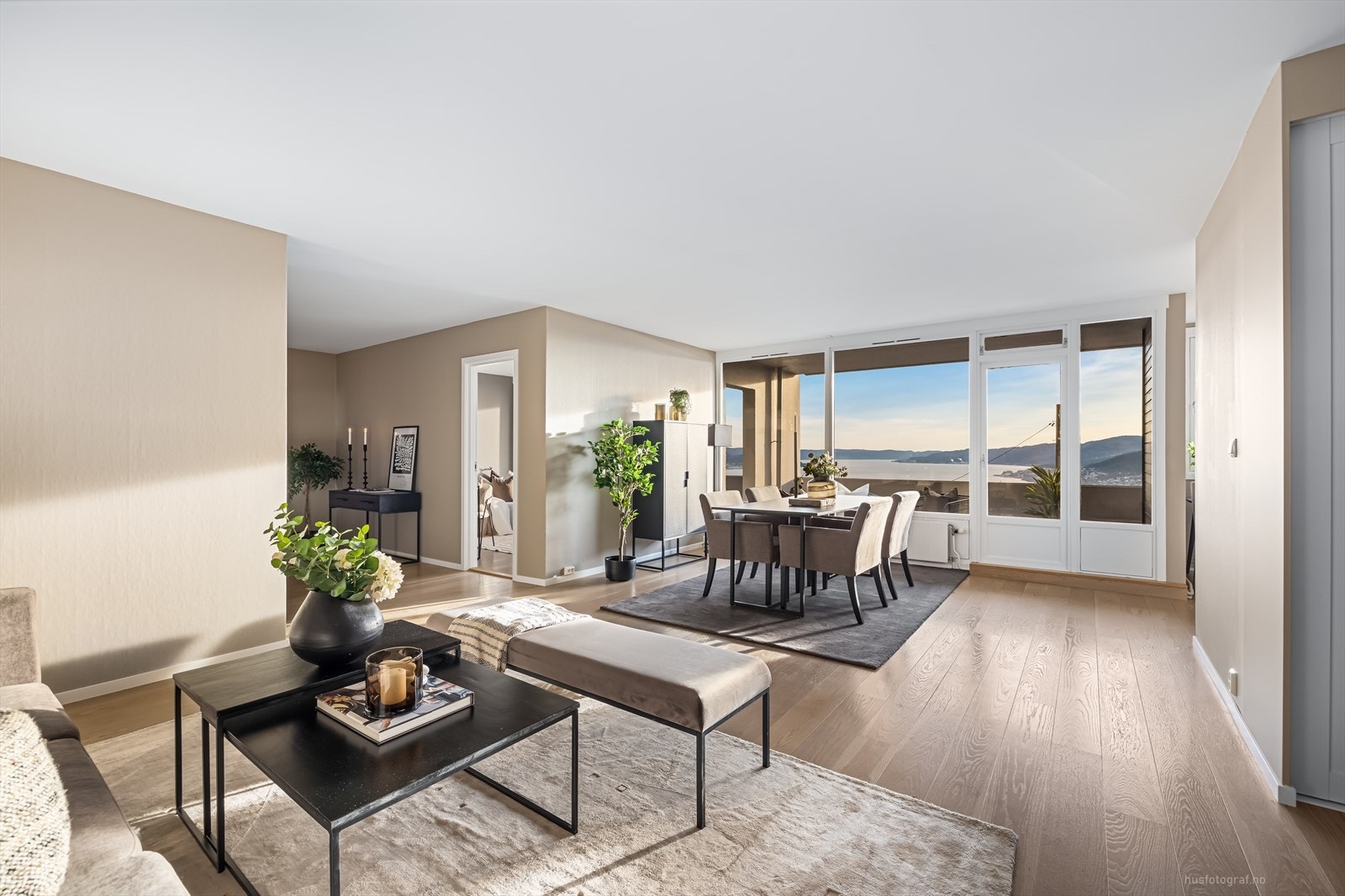 Utsikten nytes flott fra både stue, kjøkken og 2 soverom Galleribilde