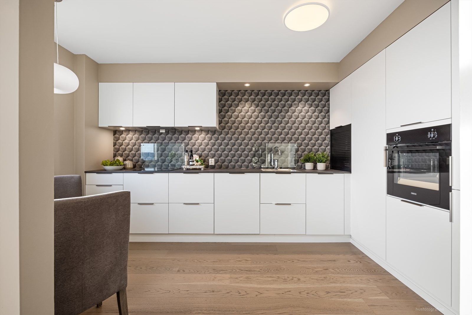 Nytt kjøkken i moderne utførelse med nye og integrerte hvitevarer Galleribilde