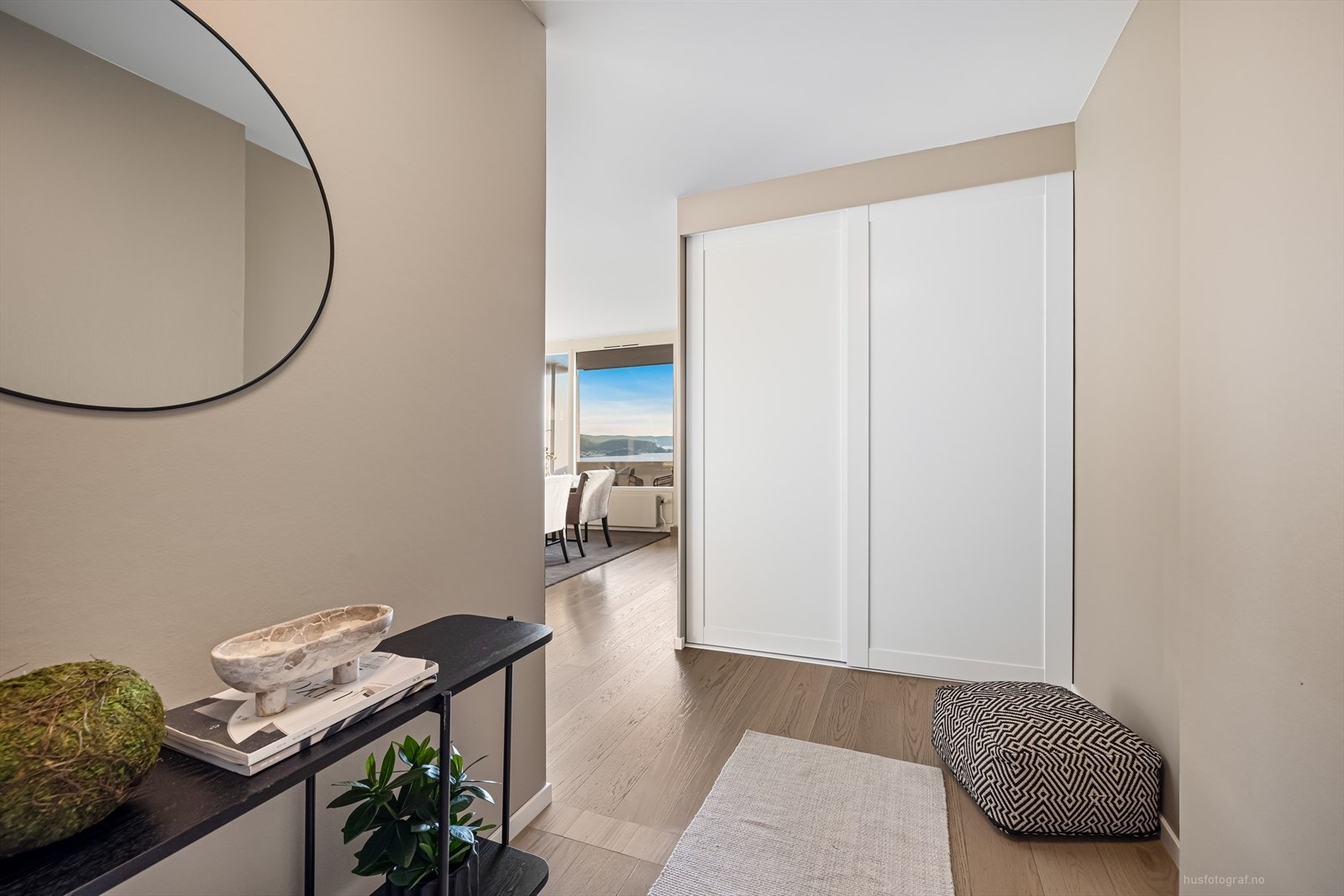 Entré/hall har fått ny skyvedørsgarderobe og det er også enkel adkomst til separat toalett Galleribilde