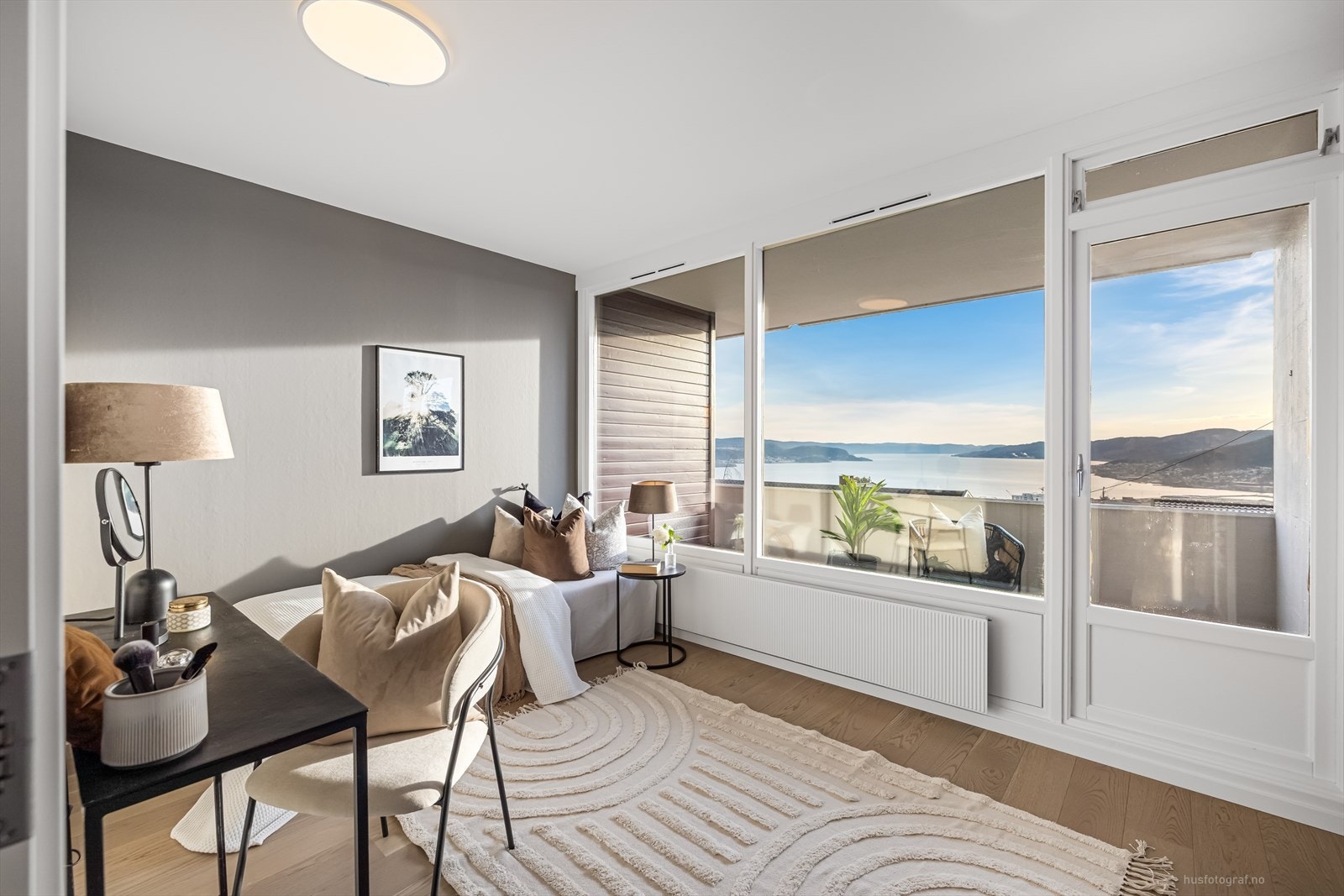 Dette soverommet har en herlig utsikt og er av god størrelse Galleribilde