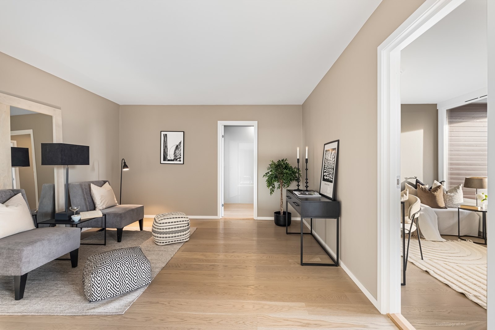 Det er også en loungegruppe/stue 2/mulig TV-stue i rom tilliggende stuen Galleribilde