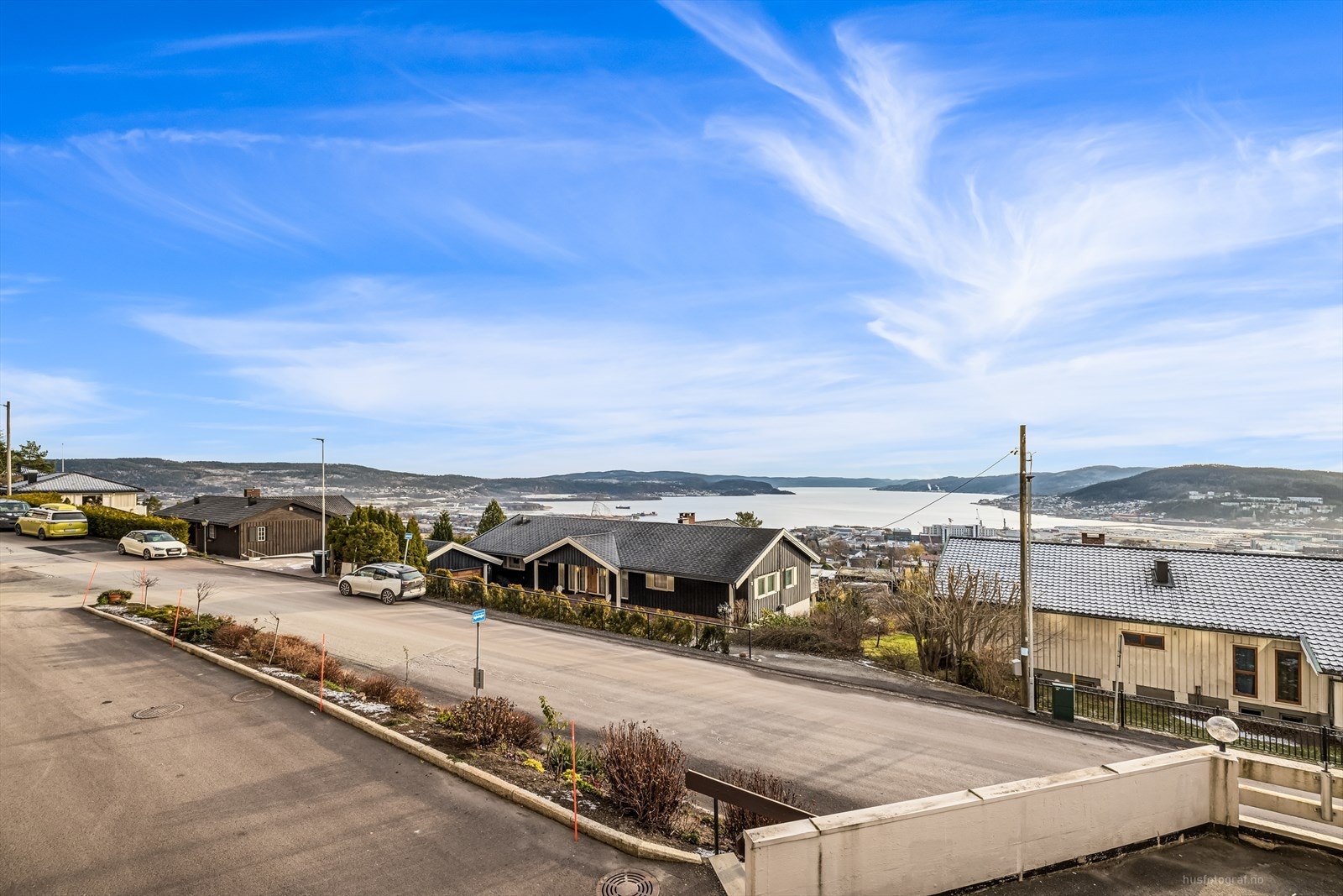 Bussen stopper rett utenfor blokken Galleribilde