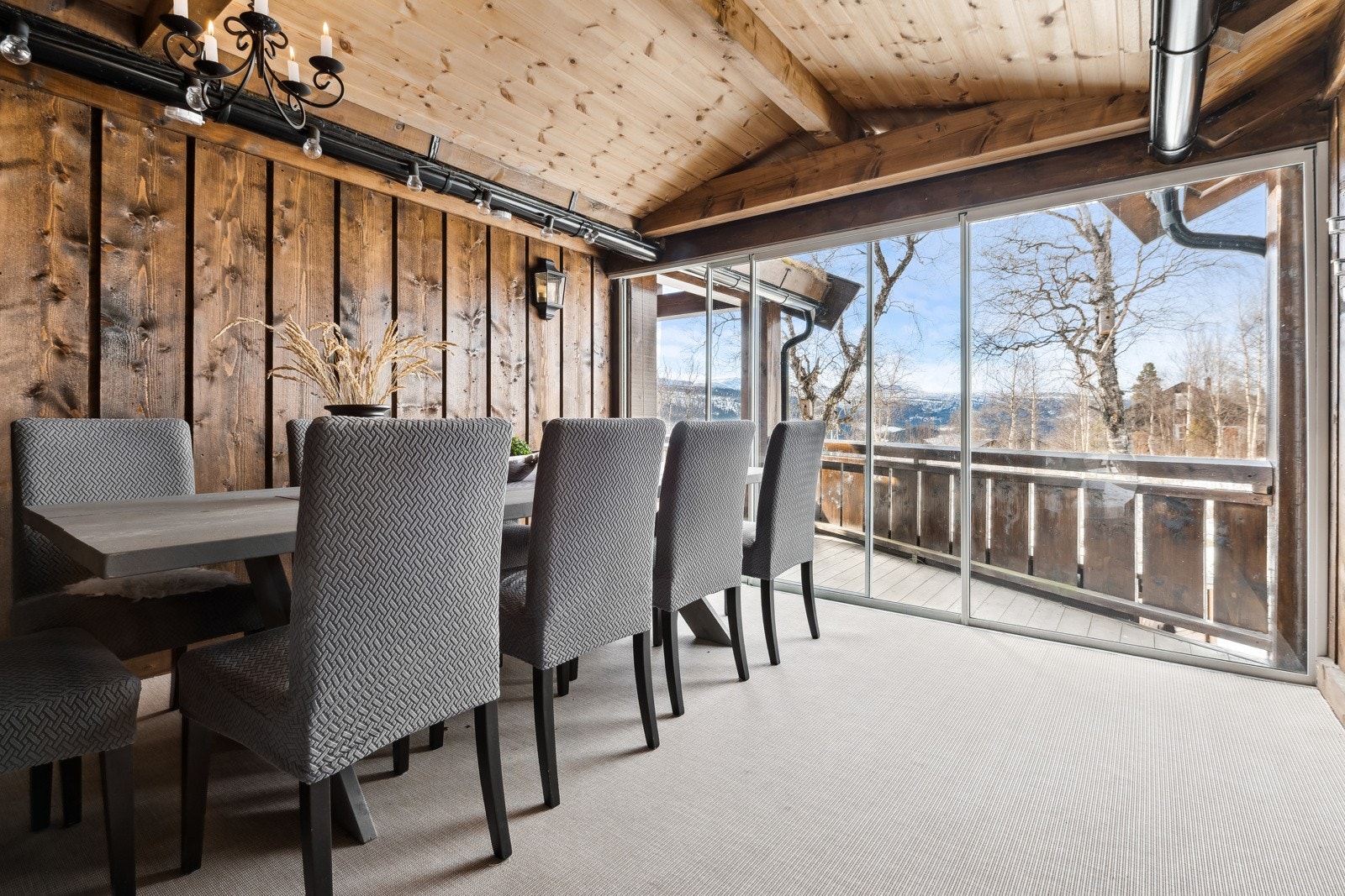 Innglasset terrasse nr. 2 på 13 kvm. Her kan man samle storfamilien for en større middag. Galleribilde