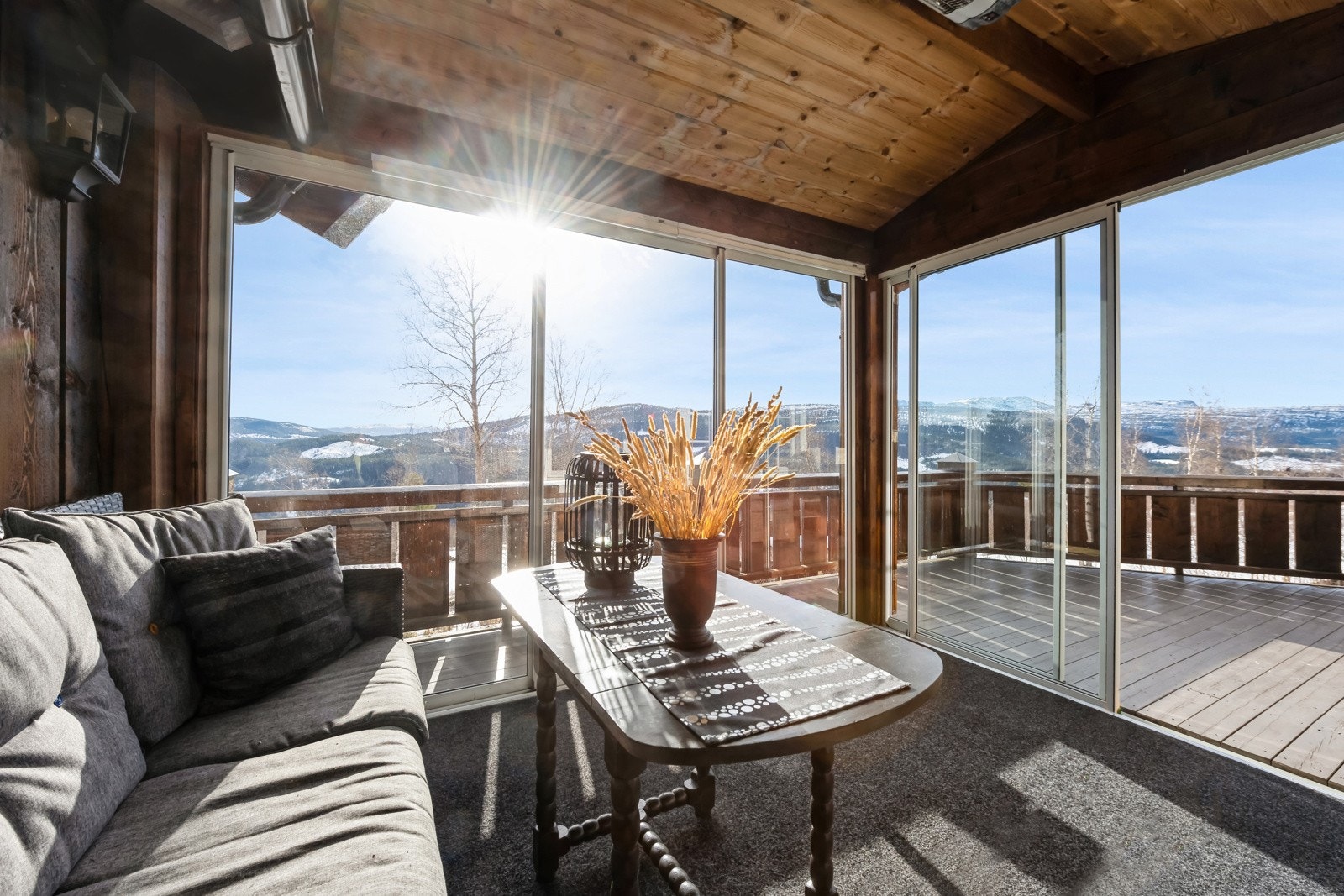 Innglasset terrasse på 9 kvm, et flott sted å nyte utsikten fra eiendommen. Galleribilde