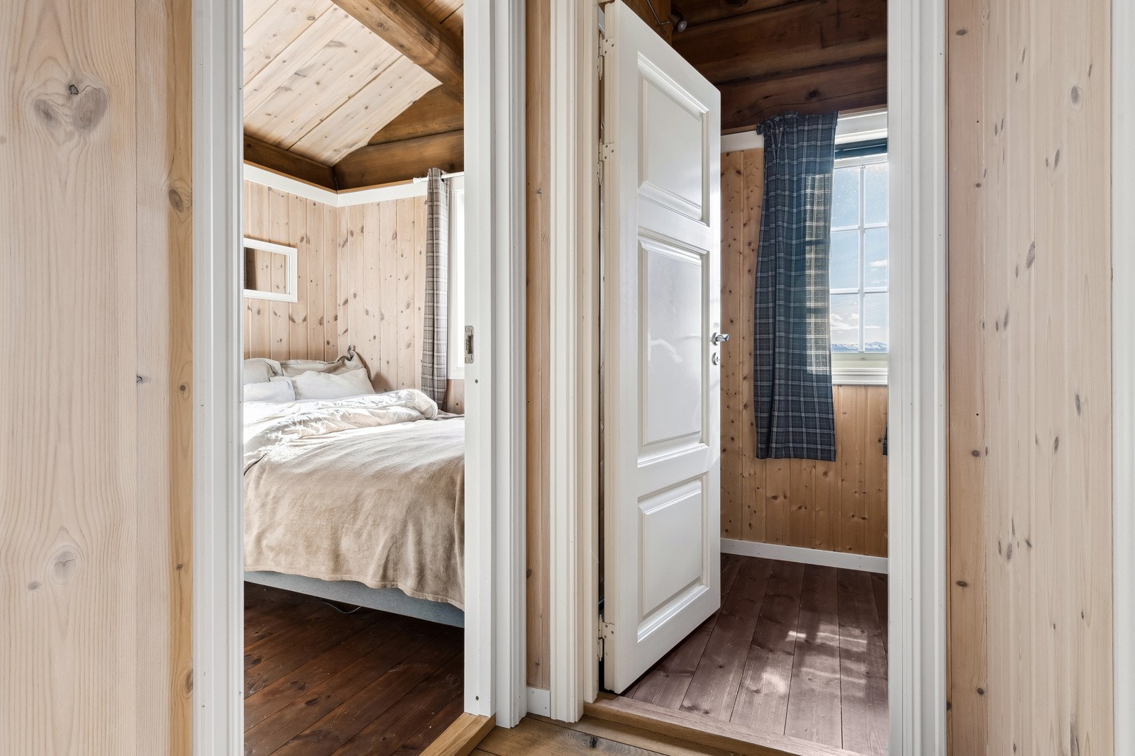 Hytten har flere soveplasser. Galleribilde