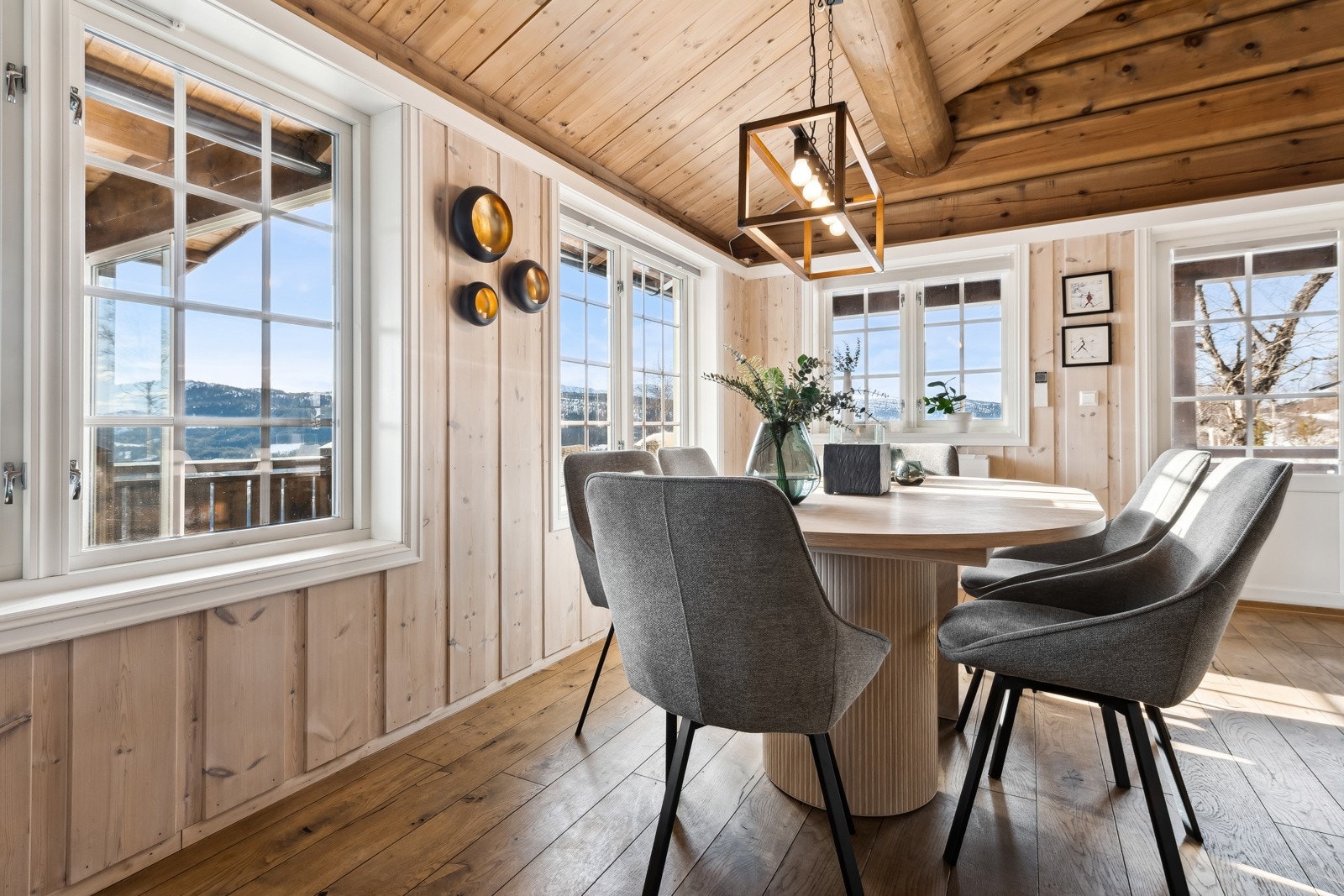 Om sommeren finnes det mange turstier i nærområdet. Galleribilde