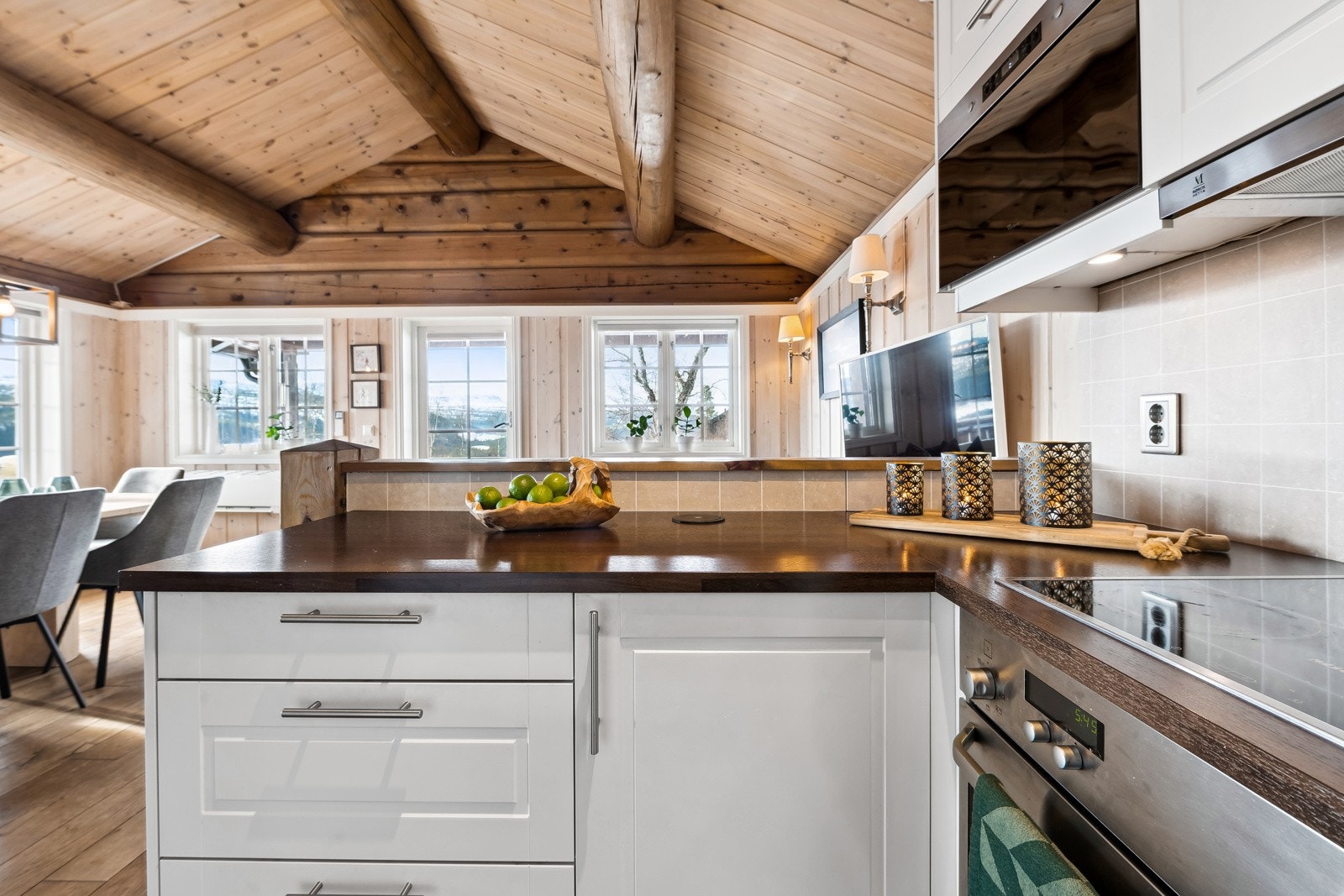 På kjøkkenbenken er det rikelig med arbeidsplass og fasiliteter som komfyrvakt, integrert stekeovn, platetopp, oppvaskmaskin, kjøleskap med fryser. Galleribilde