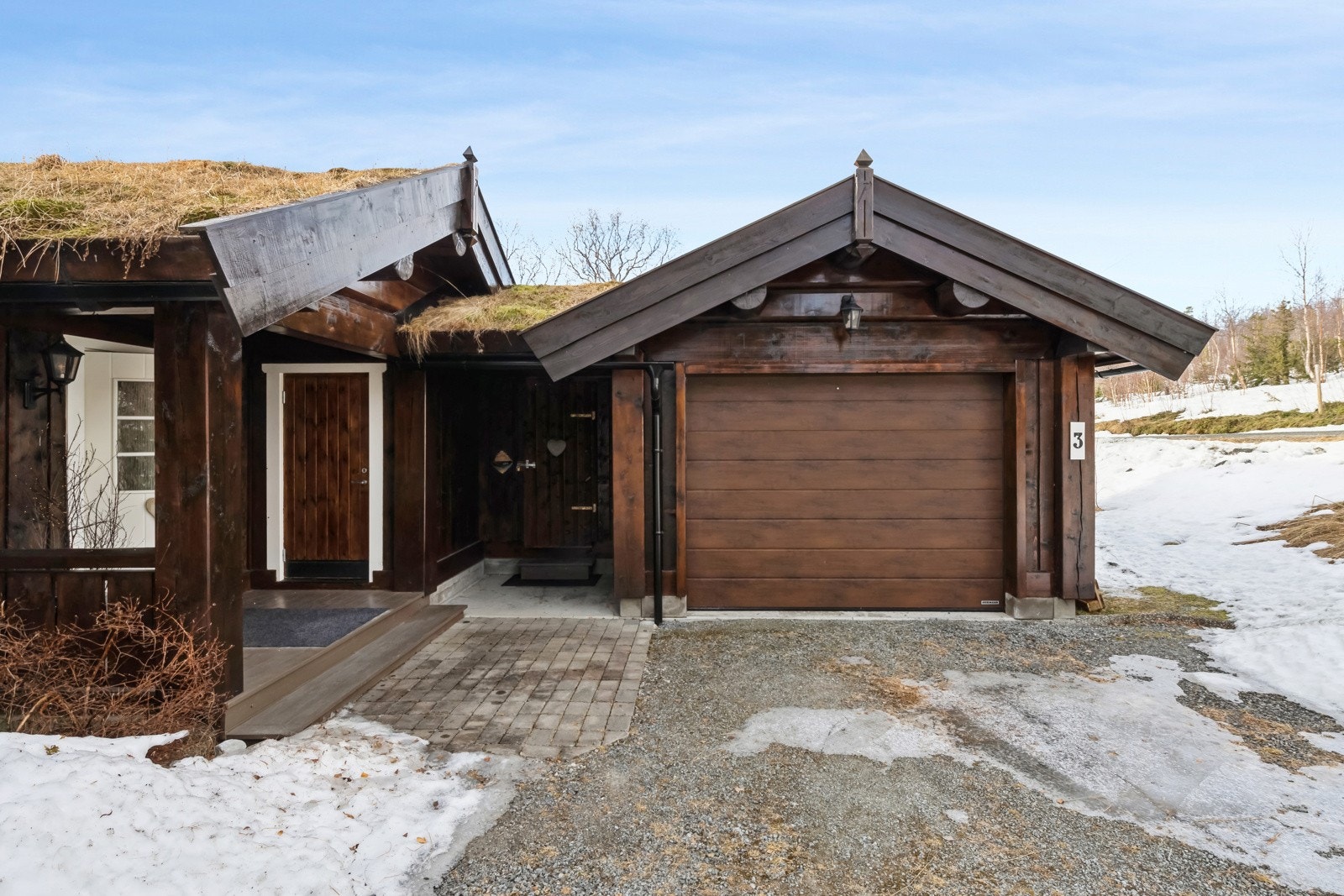 Garasje for oppbevaring og parkering av bil. Galleribilde