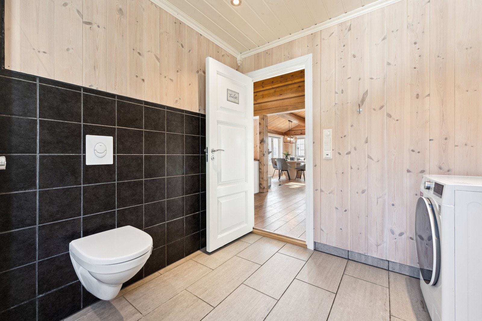 Baderommet er av god størrelse og har opplegg for vaskemaskin. Galleribilde