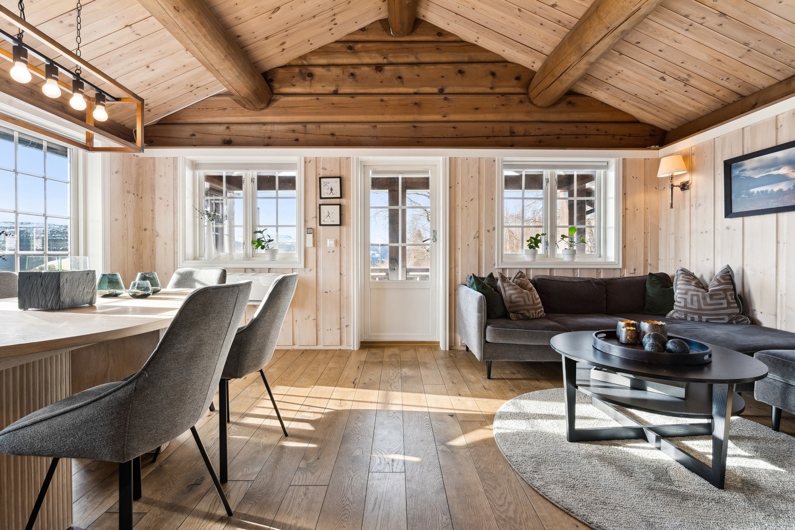 Eiendommen kombinerer den klassiske hyttestilen med en moderne standard. Galleribilde