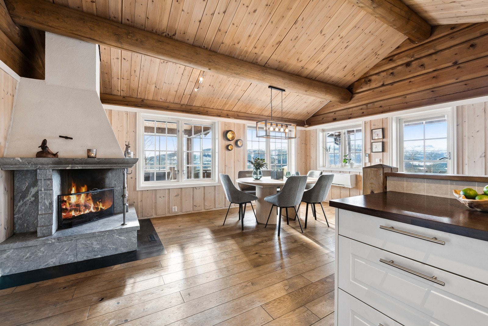 Varmepumpe samt peisovn i stue. Øvrig oppvarming med elektrisitet. Galleribilde