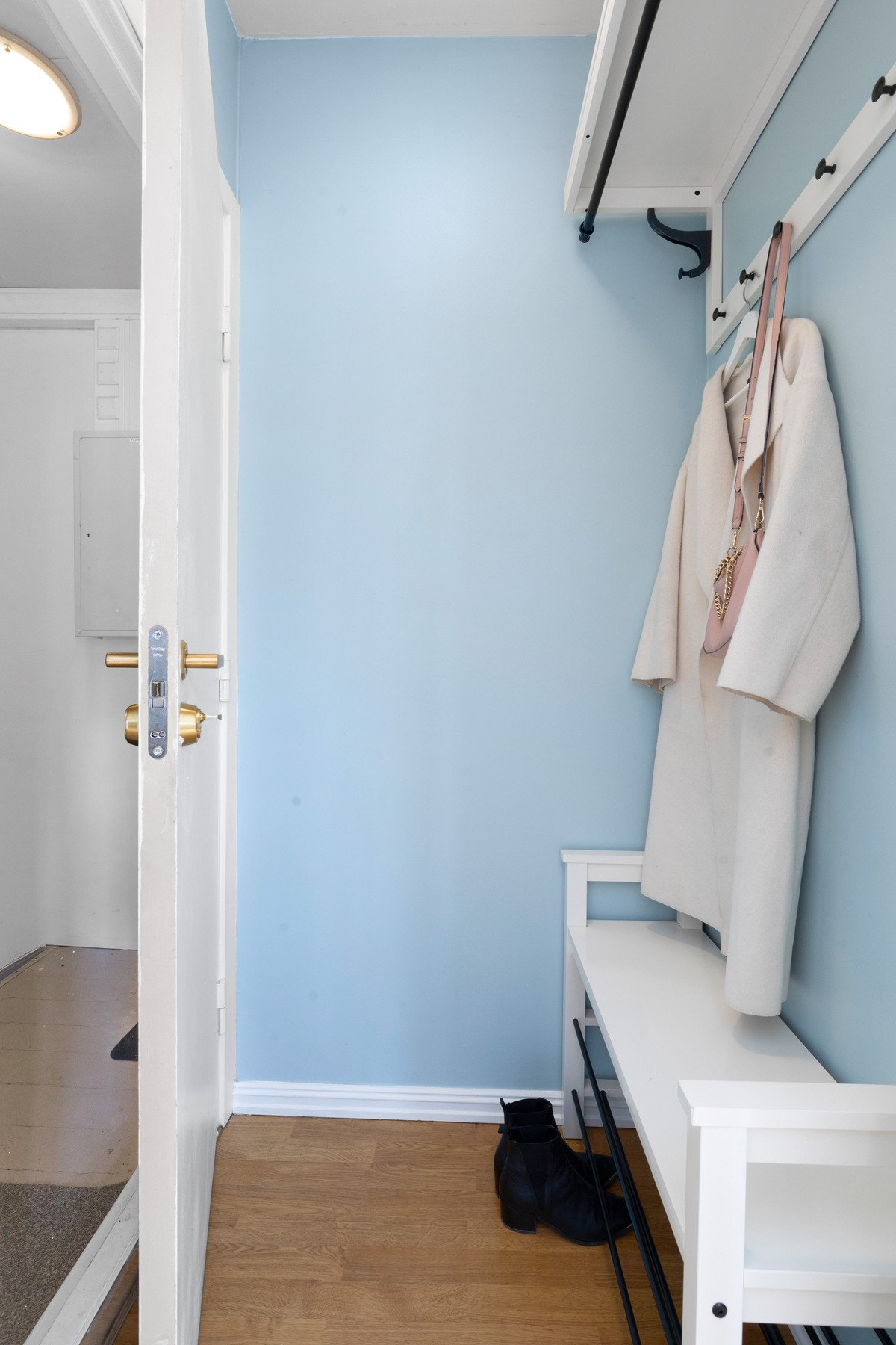 Boligens velkomst er godt utnyttet med plass til oppheng av div. yttertøy samt skotøy. Galleribilde