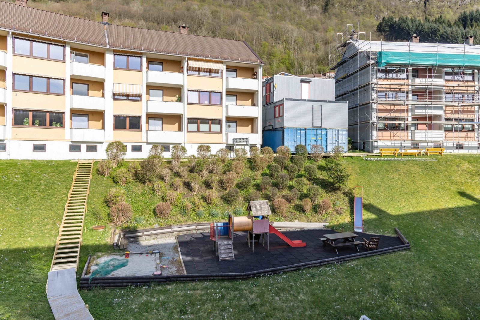 Store grøntområder, lekeplasser og sittegrupper mellom byggene. Galleribilde