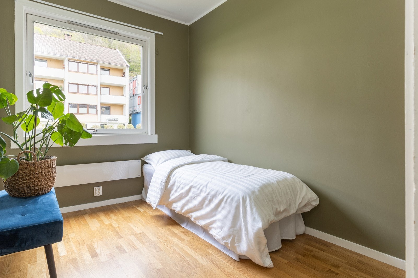 Lyst og innbydende soverom - perfekt som barnerom, kontor eller gjesterom. Galleribilde