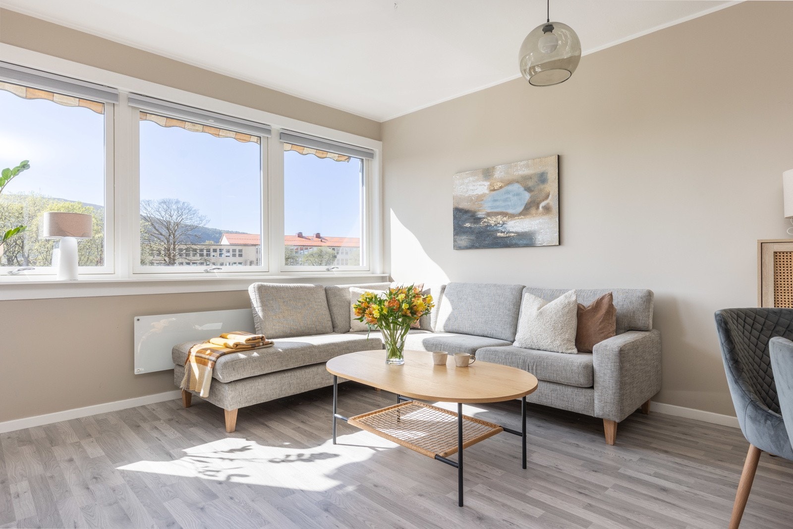 Stuen innredes enkelt med ønsket sofa- og spisegruppe, og annet passende møblement. Galleribilde