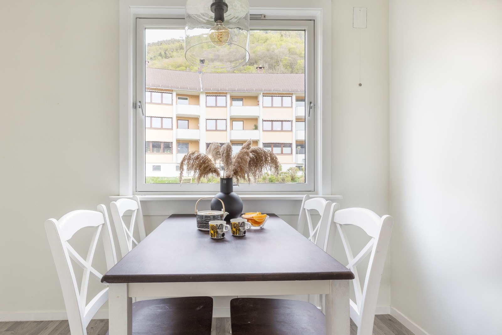 Eget kjøkkenrom med plass til spisebord og rikelig benkeplass. Galleribilde