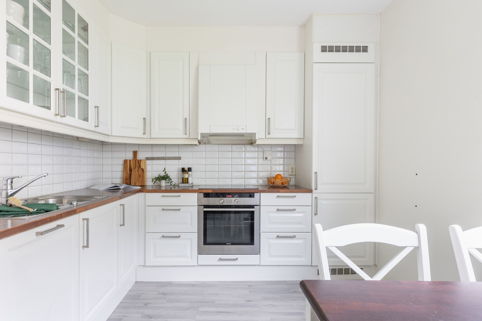 Lyst og moderne kjøkken med innredning fra Ikea. Galleribilde