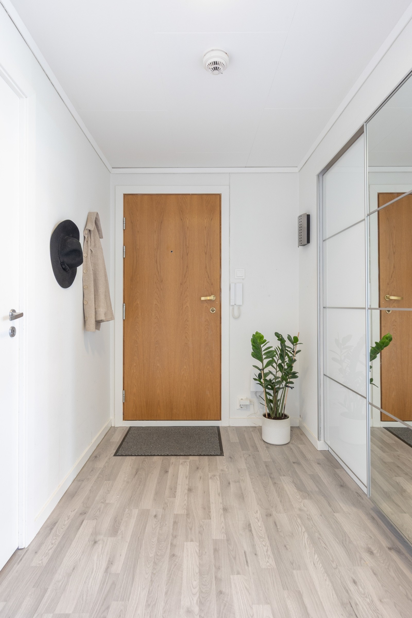 Lys og romslig entré med god oppbevaringsplass og skyvedørsgarderobe. Galleribilde