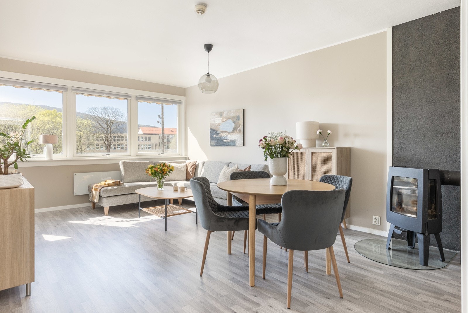 Drømmer du om en lys og moderne leilighet i et etablert og trivelig nabolag? I Rugdeveien 14 på Landås finner du nettopp dette! Galleribilde