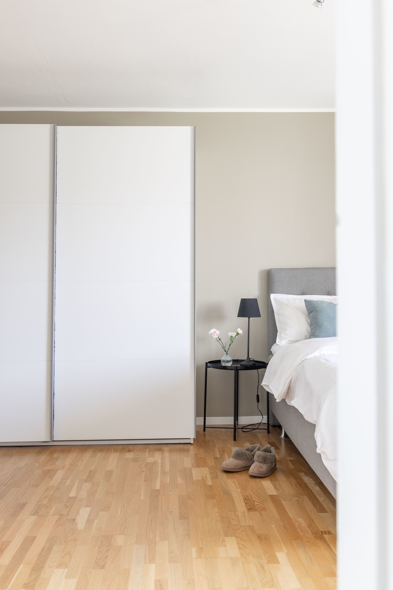 Stort soverom med god plass og praktisk skyvedørsgarderobe. Galleribilde