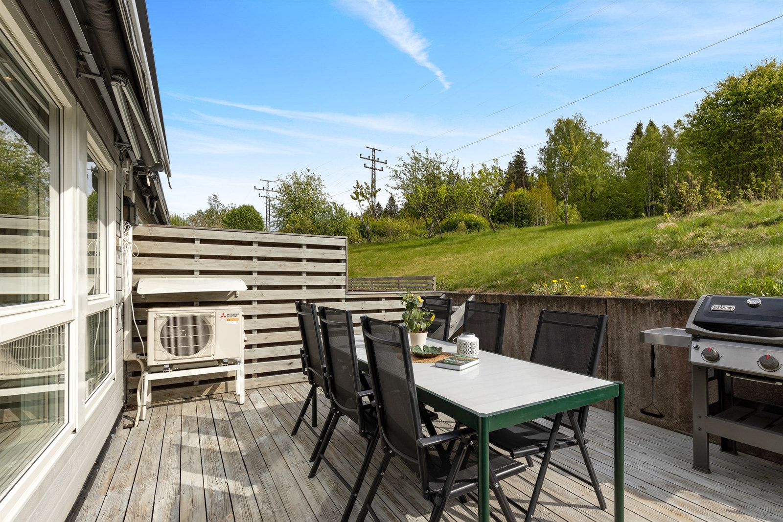 På denne siden av rekkehuset får man flotte grøntarealer og hage. Terrasseplattingen er av god størrelse med plass til å møblere med ønsket utemøblement. Galleribilde