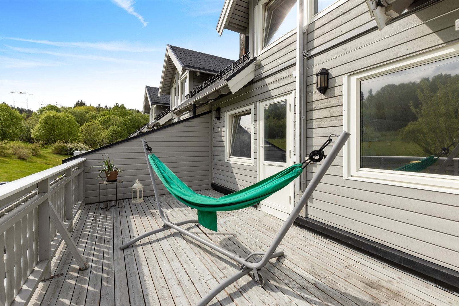 Her kan man møblere med ønsket utemøblement og nyte sommersolen i private og lukkede omgivelser. Galleribilde