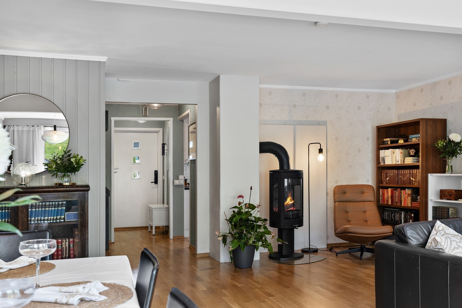 På vinterhalvåret varmer det godt med peis i stuen, og bidrar i tillegg til en lun atmosfære. Galleribilde