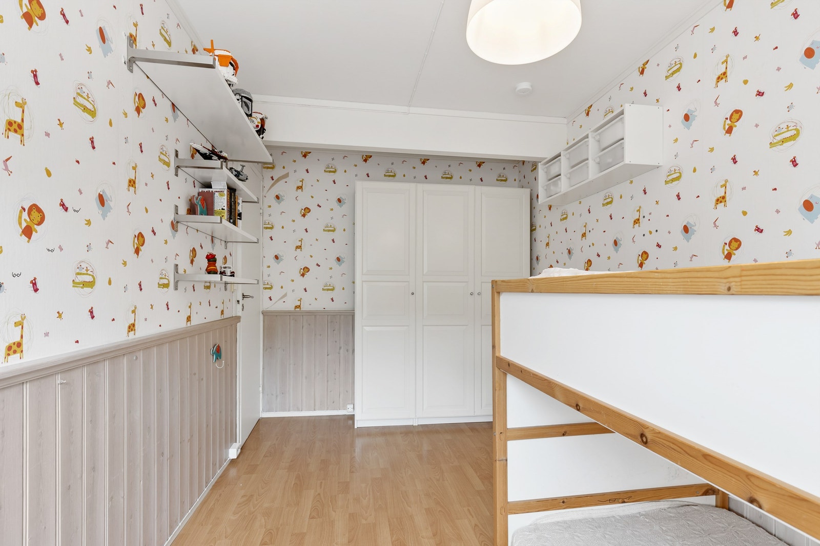 Her er det også et romslig garderobeskap. Rommet passer perfekt som barnerom, gjesterom eller kontor. Galleribilde