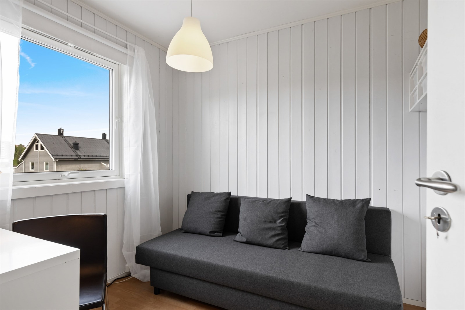 Boligens tredje soverom er også av god størrelse og passer ypperlig som gjesterom eller kontor. Galleribilde
