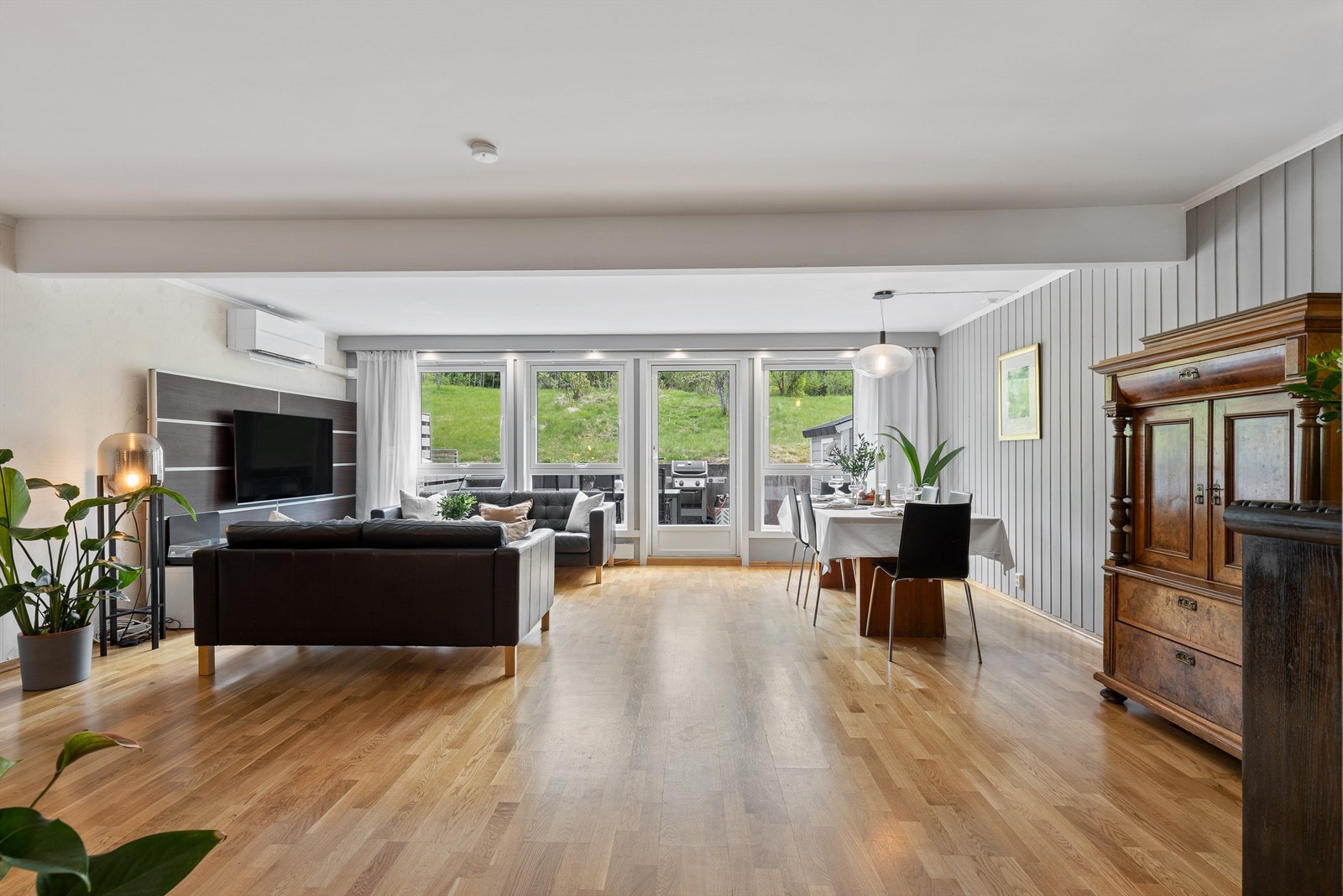 Stuen er av god størrelse med plass til sofa, tilhørende salongbord og TV-seksjon. Herfra er det utgang til en av tre uteplasser. Galleribilde