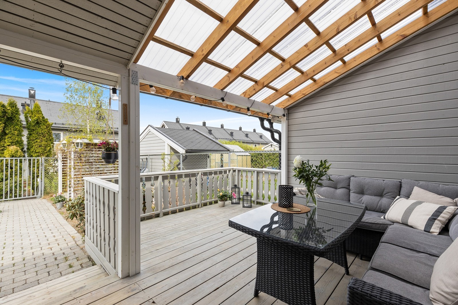 Her er det perfekt å nyte en morgenkaffe i private omgivelser med sol fra tidlig om morgen til seint om kvelden. Her er det deilig å slappe av i skyggen når det blir for varmt på den andre siden. Galleribilde