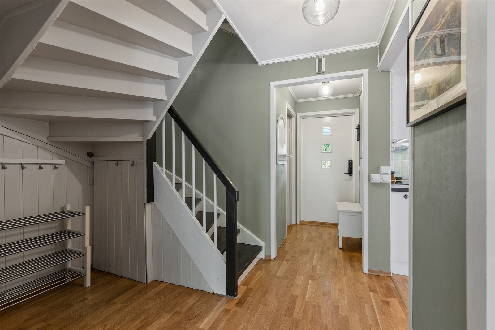 Velkommen inn! Entréen er lys og innbydende og gir et godt førsteinntrykk av boligen. Galleribilde