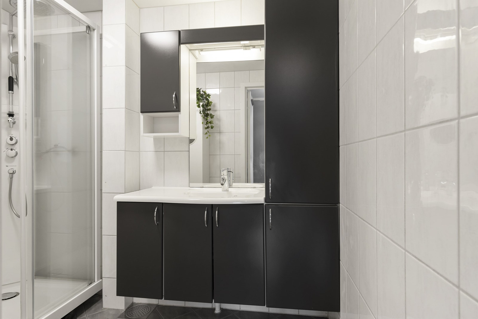 Badet er pent flislagt på gulv og vegger med elektrisk varme i gulvet. Galleribilde