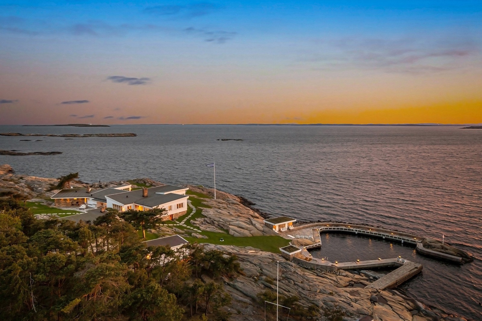 Eiendommen består av Hovedhuset, beliggende i førstelinje mot vannet, 4 gjestehus, glasstue, Sea-cabin & Orangerie. Galleribilde