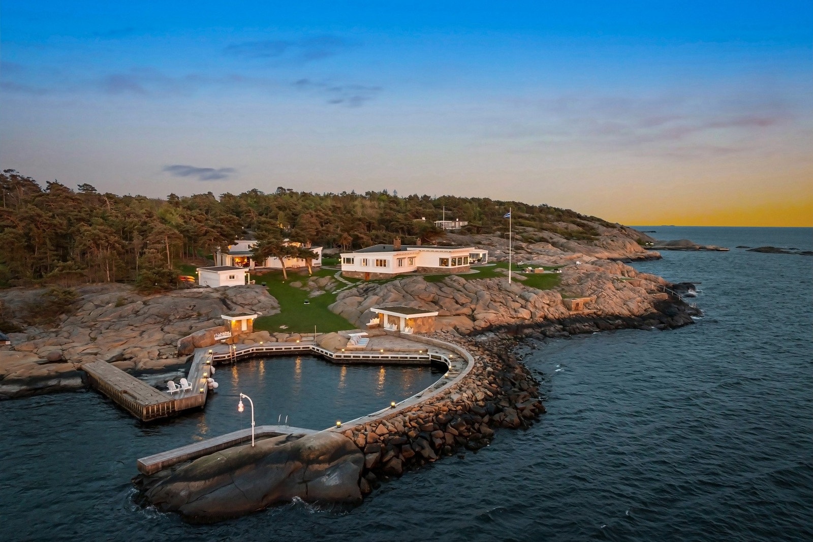 Velkommen til en unik fritidseiendom i førstelinje mot fjorden med over 16 måls tomt. Galleribilde